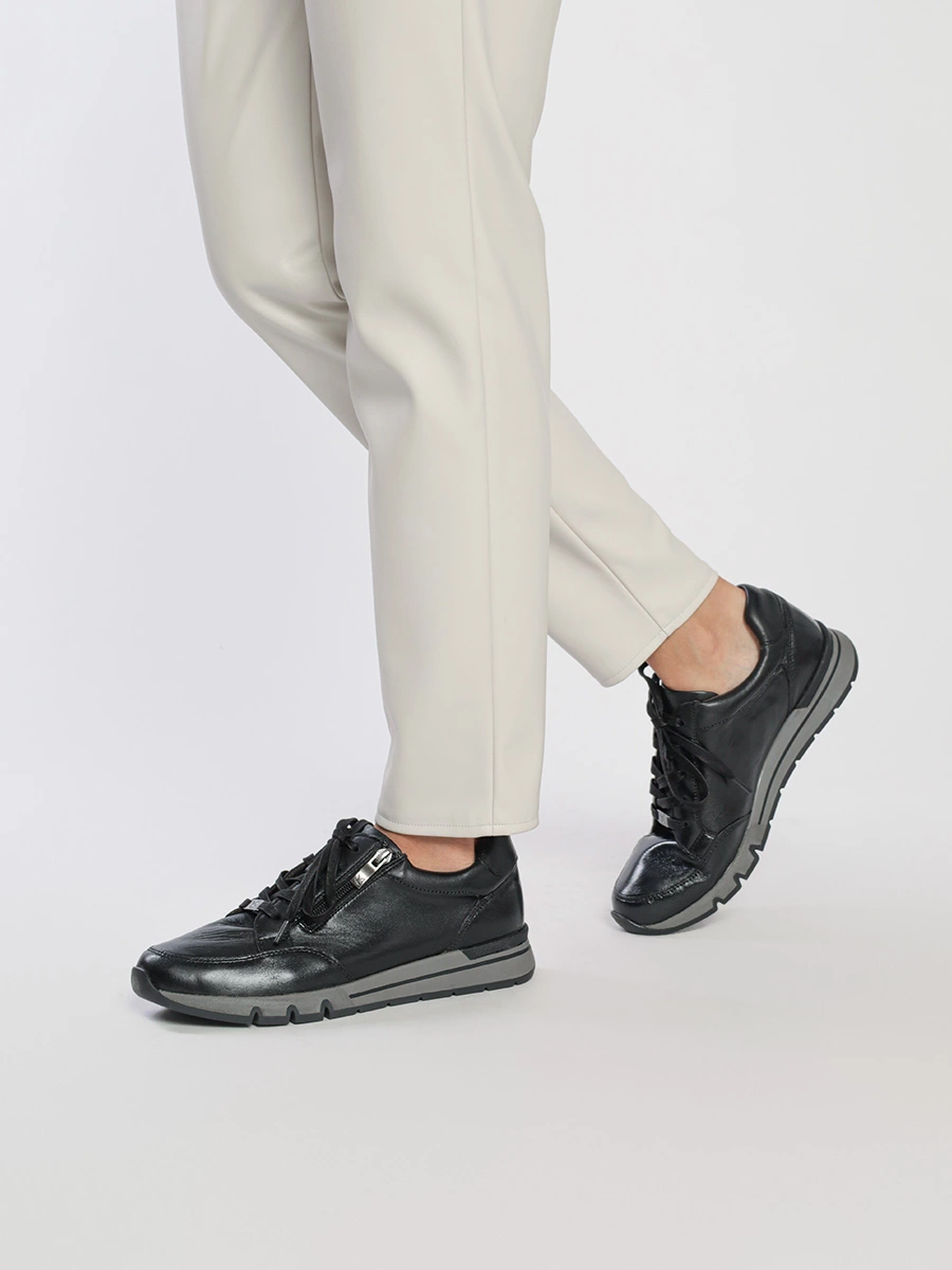 Кроссовки черного цвета со шнуровкой и молнией